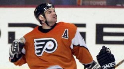 John LeClair (vlevo) z Philadelphie oslavuje svůj gól do sítě Caroliny. Na led se americký útočník vrátil po 47zápasové absenci, způsobené zraněním. John LeClair (vlevo) z Philadelphie oslavuje svůj gól do sítě Caroliny. Na led se americký útočník vrátil po 47zápasové absenci, způsobené zraněním.