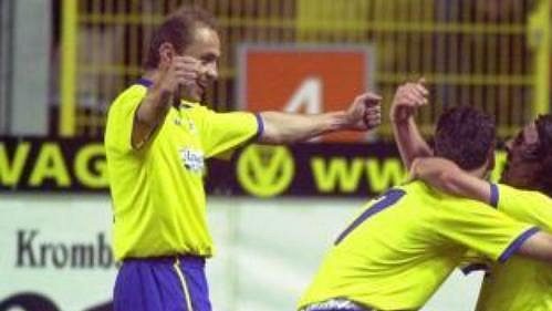 Fotbalisté Teplic Pavel Verbíř a Jan Rezek oslavují gól Henricha Benčíka (vpravo), jenž rozhodl o vítězství nad Kaiserslauternem Fotbalisté Teplic Pavel Verbíř a Jan Rezek oslavují gól Henricha Benčíka (vpravo), jenž rozhodl o vítězství nad Kaiserslauternem