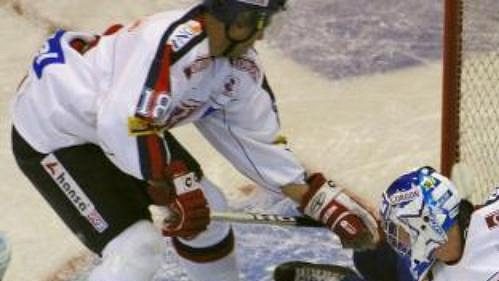 Slovenští hokejoví reprezentanti Tomáš Starosta (vlevo) a Karol Križan v přátelském, historicky prvním utkání proti Slovinsku. Slovenští hokejoví reprezentanti Tomáš Starosta (vlevo) a Karol Križan v přátelském, historicky prvním utkání proti Slovinsku.