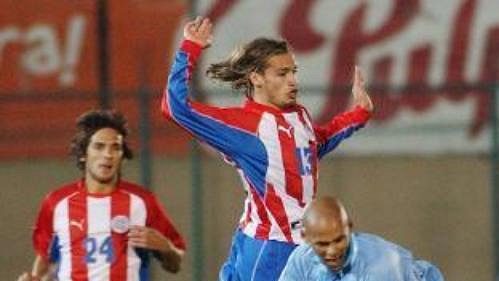 Paraguayský fotbalista Carlos Paredes (uprostřed) bojuje o míč s Rubenem Oliverou z Uruguaye. Paraguayský fotbalista Carlos Paredes (uprostřed) bojuje o míč s Rubenem Oliverou z Uruguaye.