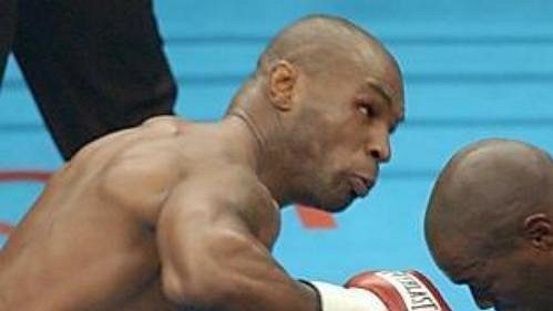 Mike Tyson (vlevo) chystá opět návrat do ringu. Mike Tyson (vlevo) chystá opět návrat do ringu.