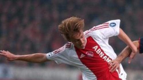 Robert Pires z Arsenalu (vpravo) a Richard Witschge z Ajaxu Amsterdam na snímku ze souboje Ligy mistrů z minulého týdne. Robert Pires z Arsenalu (vpravo) a Richard Witschge z Ajaxu Amsterdam na snímku ze souboje Ligy mistrů z minulého týdne.