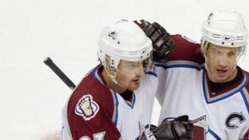 Milan Hejduk (vlevo) by si měl v příštím ročníku NHL výrazně finančně polepšit. Milan Hejduk (vlevo) by si měl v příštím ročníku NHL výrazně finančně polepšit.