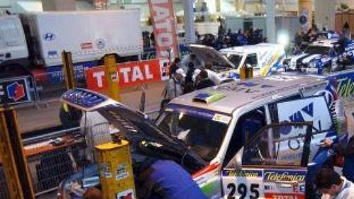 Vozidla účastníků slavné Rallye Dakar podstoupila před startem důkladnou technickou prohlídku. Vozidla účastníků slavné Rallye Dakar podstoupila před startem důkladnou technickou prohlídku.