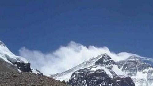 Pohled na vichrem bičovaný vrchol Mt. Everestu (8 850 m) Pohled na vichrem bičovaný vrchol Mt. Everestu (8 850 m)
