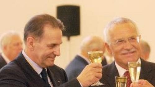 Prezident Mezinárodního olympijského výboru (MOV) Jacques Rogge (vlevo) a předseda Českého olympijského výboru (ČOV) Milan Jirásek (vpravo) si připíjejí s prezidentem Václavem Klausem. Prezident Mezinárodního olympijského výboru (MOV) Jacques Rogge (vlevo) a předseda Českého olympijského výboru (ČOV) Milan Jirásek (vpravo) si připíjejí s prezidentem Václavem Klausem.