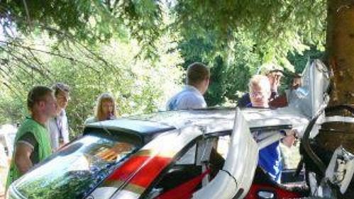 Vůz Opel Astra jezdce Pavla Karlíka a navigátora Luďka Kocmana po havárii, kterou Kocman nepřežil. Vůz Opel Astra jezdce Pavla Karlíka a navigátora Luďka Kocmana po havárii, kterou Kocman nepřežil.