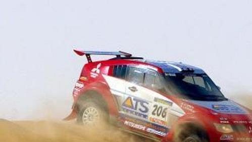 Francouz Stephane Peterhansel za volantem mitsubishi. Francouz Stephane Peterhansel za volantem mitsubishi.