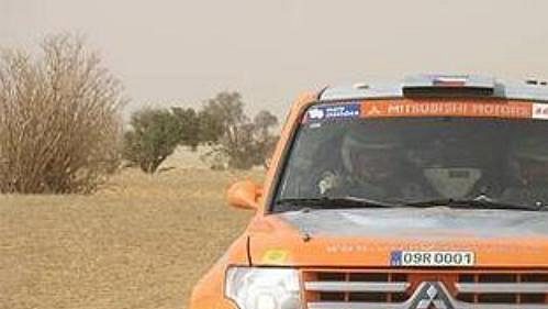 Posádka Miroslav Zapletal - Miloslav Janáček s Mitsubishi Pajero na trati 10. etapy Rallye Dakar. (Ilustrační fotografie). Posádka Miroslav Zapletal - Miloslav Janáček s Mitsubishi Pajero na trati 10. etapy Rallye Dakar. (Ilustrační fotografie).