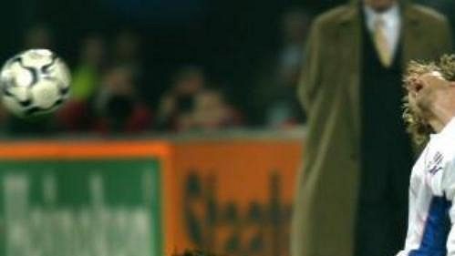 Pavel Nedvěd (v bílém) padá po faulu Marka van Bommela z Nizozemska. Pavel Nedvěd (v bílém) padá po faulu Marka van Bommela z Nizozemska.
