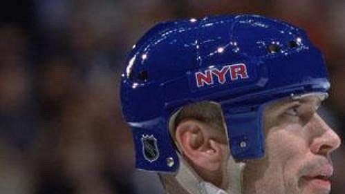 Bývalý hráč New Yorku Rangers Mark Messier bude v pondělí slavnostně uveden do Síně slávy zámořské NHL. Bývalý hráč New Yorku Rangers Mark Messier bude v pondělí slavnostně uveden do Síně slávy zámořské NHL.
