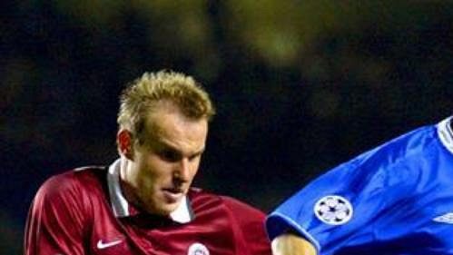 Adriana Mutu (vpravo) ještě v době, kdy hájil barvy londýnské Chelsea Adriana Mutu (vpravo) ještě v době, kdy hájil barvy londýnské Chelsea