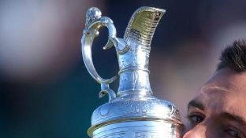 Ben Curtis s trofejí pro vítěze golfového British Open. Ben Curtis s trofejí pro vítěze golfového British Open.