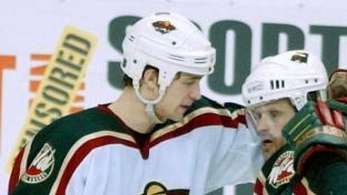Cliffu Ronningovi (uprostřed) z Minnesota Wild blahopřejí Nick Schulz (vlevo) a Andrei Zyuzin poté, co Ronning během včerejšího zápasu s Nashville Predators vstřelil branku. Minnesota nakonec vyhrála 3:1. Cliffu Ronningovi (uprostřed) z Minnesota Wild blahopřejí Nick Schulz (vlevo) a Andrei Zyuzin poté, co Ronning během včerejšího zápasu s Nashville Predators vstřelil branku. Minnesota nakonec vyhrála 3:1.