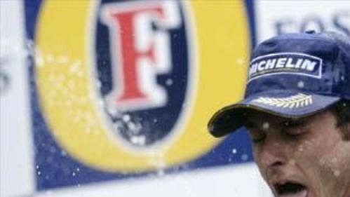 Giancarlo Fisichella oslavuje vítězství v Austrálii. Giancarlo Fisichella oslavuje vítězství v Austrálii.