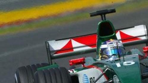 Christian Klien na archivním snímku za volantem vozu Jaguar. Christian Klien na archivním snímku za volantem vozu Jaguar.