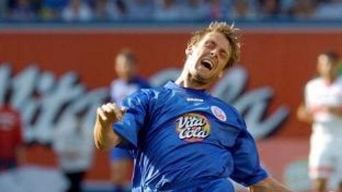 Dán Thomas Schultz z Hansy Rostock padá po faulu Zvonimira Solda z VFB Stuttgart Dán Thomas Schultz z Hansy Rostock padá po faulu Zvonimira Solda z VFB Stuttgart