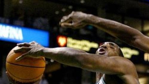Dikembe Mutombo (vpravo) ještě v dresu New Yorku. Dikembe Mutombo (vpravo) ještě v dresu New Yorku.