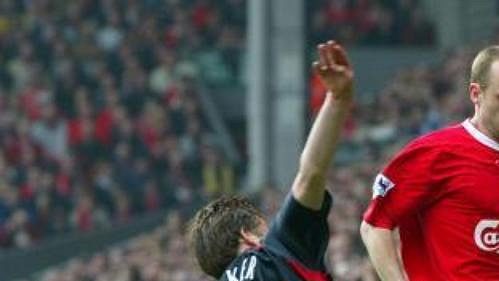 Liverpoolský Danny Murphy (v červeném dresu) vsítil první gól zápasu s Newcastlem. Liverpoolský Danny Murphy (v červeném dresu) vsítil první gól zápasu s Newcastlem.