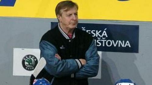 Vladimír Bednář na střídačce národního týmu. Vladimír Bednář na střídačce národního týmu.