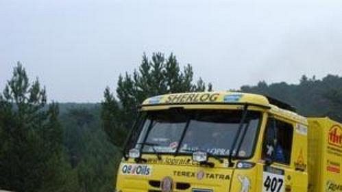 Lopraisovu Tatru pro Rallye Dakar prověřily písečné duny u slovenské Senice. Lopraisovu Tatru pro Rallye Dakar prověřily písečné duny u slovenské Senice.