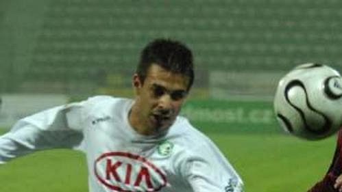 Mostecký Martin Suchý (vlevo) bojuje o míč s Miroslavem Matušovičem ze Sparty. Mostecký Martin Suchý (vlevo) bojuje o míč s Miroslavem Matušovičem ze Sparty.