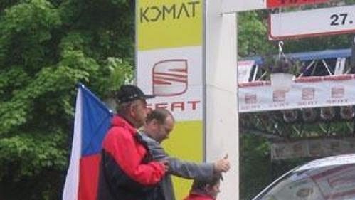 Posádka Michal Ernst (vlevo) a Štěpán Vojtěch na startovní rampě 32. Seat Český Krumlov Rallye těsně před pátečním startem. Posádka Michal Ernst (vlevo) a Štěpán Vojtěch na startovní rampě 32. Seat Český Krumlov Rallye těsně před pátečním startem.