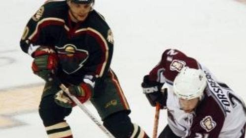 Útočník Peter Forsberg z Colorada projíždí mezi Mariánem Gáboríkem (vlevo) a Darby Hendricksonem z Minnesoty. Útočník Peter Forsberg z Colorada projíždí mezi Mariánem Gáboríkem (vlevo) a Darby Hendricksonem z Minnesoty.