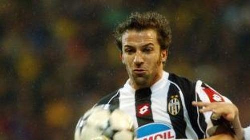 Turínský Alessandro del Piero (vlevo) v souboji s Ivanem Helguerou z Realu Madrid. Turínský Alessandro del Piero (vlevo) v souboji s Ivanem Helguerou z Realu Madrid.