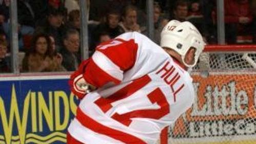 Brett Hull střílí 700. branku kariéry v NHL. Brett Hull střílí 700. branku kariéry v NHL.