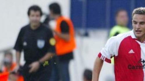 Milan Zachariáš ze Slavie (vpravo) bojuje o míč s Mudriničem ze Sartidu Smederevo Milan Zachariáš ze Slavie (vpravo) bojuje o míč s Mudriničem ze Sartidu Smederevo