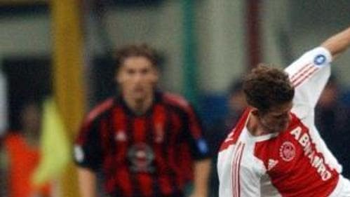 Ukrajinský hráč celku AC Milán Andrij Ševčenko (vlevo) bojuje o míč s hráčem Ajaxu Amsterdam Johnem O'Brienem z USA v odvetném čtvrtfinálovém zápase Ligy mistrů. Ukrajinský hráč celku AC Milán Andrij Ševčenko (vlevo) bojuje o míč s hráčem Ajaxu Amsterdam Johnem O'Brienem z USA v odvetném čtvrtfinálovém zápase Ligy mistrů.