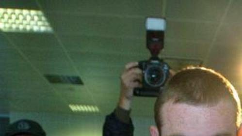 Wayne Rooney utíkal z dosahu žurnalistů i lovců autogramů. Wayne Rooney utíkal z dosahu žurnalistů i lovců autogramů.