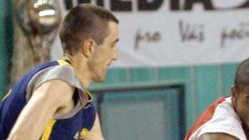 Nymburský Ashante Johnson (vpravo) proniká přes opavského Branko Rajevace ve finále basketbalové ligy. Nymburk si vítězstvím udržel šanci na titul. Nymburský Ashante Johnson (vpravo) proniká přes opavského Branko Rajevace ve finále basketbalové ligy. Nymburk si vítězstvím udržel šanci na titul.