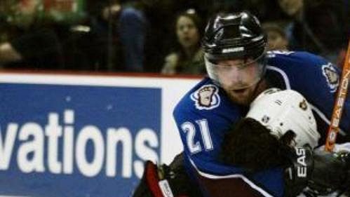 Peter Forsberg z Colorada (nahoře) pacifikuje ottawského Wadea Reddena. Peter Forsberg z Colorada (nahoře) pacifikuje ottawského Wadea Reddena.