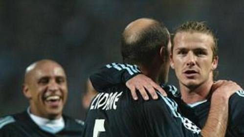 David Beckham z Realu Madrid přijímá gratulace za vstřelený gól od spoluhráče Zidana David Beckham z Realu Madrid přijímá gratulace za vstřelený gól od spoluhráče Zidana
