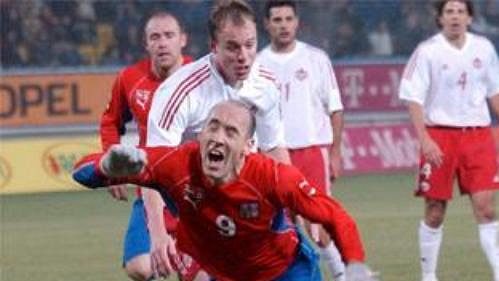 Jan Koller, na snímku padá v zápase s Kanadou, se může dostat do čela reprezentačních střelců. Jan Koller, na snímku padá v zápase s Kanadou, se může dostat do čela reprezentačních střelců.