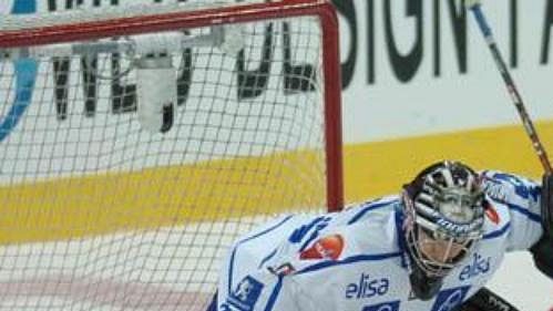 Jaroslav Hlinka (vpravo) se pokouší překonat ze samostaného nájezdu finského brankáře Wallinheima. Jaroslav Hlinka (vpravo) se pokouší překonat ze samostaného nájezdu finského brankáře Wallinheima.