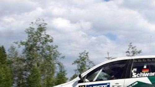 Armin Schwarz předvádí 'letové vlastnosti' fabie při Finské rallye. Armin Schwarz předvádí 'letové vlastnosti' fabie při Finské rallye.