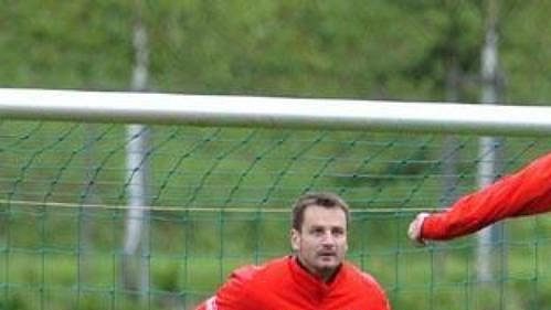 Brankář Antonín Kinský (vlevo na archivním snímku z tréninku české reprezentace). Brankář Antonín Kinský (vlevo na archivním snímku z tréninku české reprezentace).