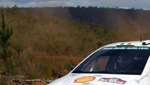 Francouz Didier Auriol na s Fabií WRC při průjezdu pátou rychlostní zkouškou Australské rallye. Francouz Didier Auriol na s Fabií WRC při průjezdu pátou rychlostní zkouškou Australské rallye.