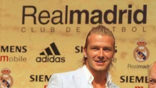 David Beckham přebírá dres Realu Madrid od legendárního Alfreda di Stefana. David Beckham přebírá dres Realu Madrid od legendárního Alfreda di Stefana.