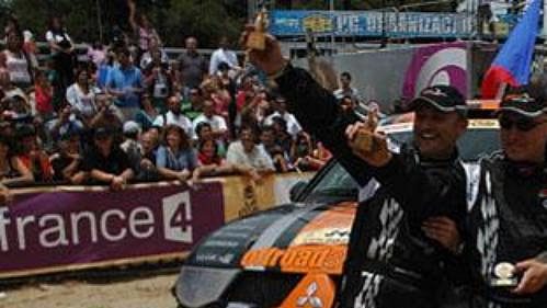 Tomáš Ouředníček (vlevo) a Miroslav Zapletal v cíli Rallye Dakar 2009. Tomáš Ouředníček (vlevo) a Miroslav Zapletal v cíli Rallye Dakar 2009.
