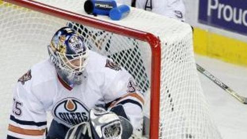 Niko Kapanen z Dallasu ohrožuje gólmana Edmontonu Tommyho Sala. Niko Kapanen z Dallasu ohrožuje gólmana Edmontonu Tommyho Sala.