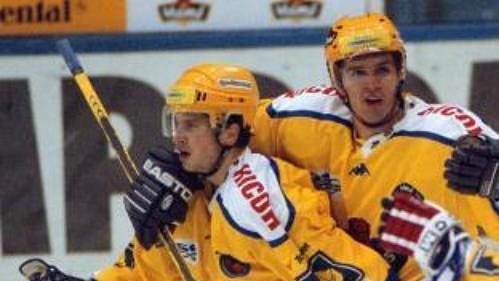 Zlínští Petr Leška s Jaroslavem Balaštíkem (uprostřed) vládnou statistikám extraligy. Zlínští Petr Leška s Jaroslavem Balaštíkem (uprostřed) vládnou statistikám extraligy.
