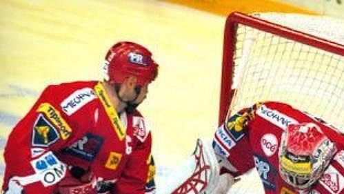 Před dorážejícím Moravcem (vpravo) kontrolují situaci brankář Franěk a Josef Beránek. Před dorážejícím Moravcem (vpravo) kontrolují situaci brankář Franěk a Josef Beránek.