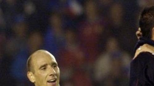 Takhle Jan Koller, Milan Baroš a Pavel Nedvěd (zleva) slavili postup na ME. Takhle Jan Koller, Milan Baroš a Pavel Nedvěd (zleva) slavili postup na ME.