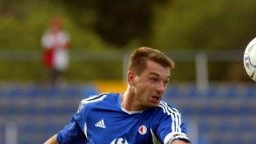 Pavel Kuka (vlevo) ze Slavie stíhá Zdravka Sarabu z Leotaru Trebinje. Pavel Kuka (vlevo) ze Slavie stíhá Zdravka Sarabu z Leotaru Trebinje.