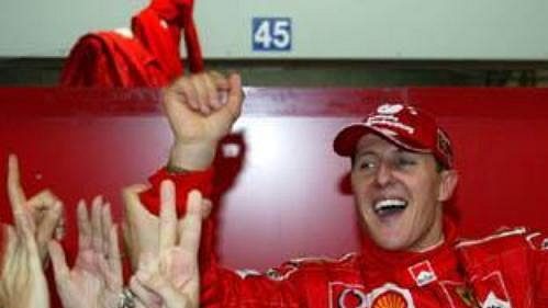 Michael Schumacher na ramenou svých mechaniků. Michael Schumacher na ramenou svých mechaniků.