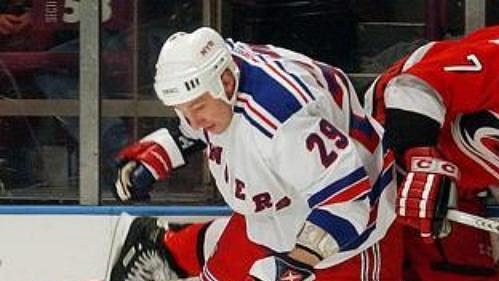 Obránce Boris Mironov (vlevo) se ve svém novém působišti v New Yorku uvedl dvěma asistencemi. U mantinelu poznal jeho tvrdost Hurikán z Caroliny Niclas Wallin. Obránce Boris Mironov (vlevo) se ve svém novém působišti v New Yorku uvedl dvěma asistencemi. U mantinelu poznal jeho tvrdost Hurikán z Caroliny Niclas Wallin.